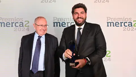Fernando L&oacute;pez Miras recibe el premio Merca2 en Madrid