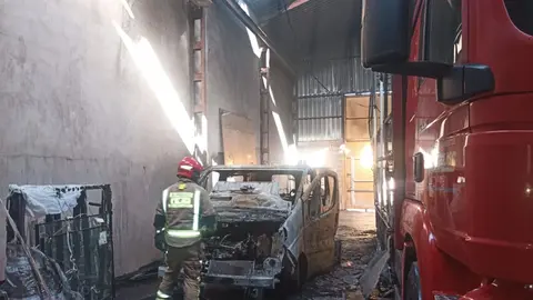 Imagen del interior de la nave que ha ardido en Torre Pacheco (foto: CEIS)