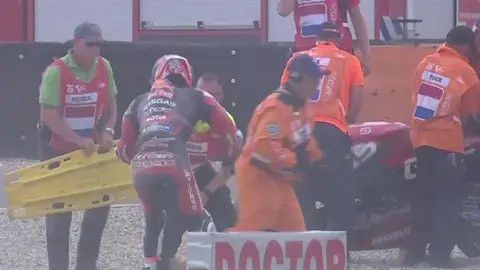 Pedro Acosta cae en la &uacute;ltima vuelta del GP de los Pa&iacute;ses Bajos (foto: Moto GP)