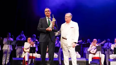 Jos&eacute; Ballesta recibe el galard&oacute;n de Parrandbolero  de Honor