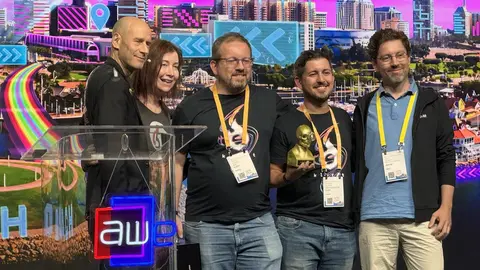 Los responsables de 'Sons of a Bit' recogen el premio (foto: EP)