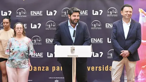 El presidente de la Comunidad, Fernando L&oacute;pez Miras, interviene en el acto de presentaci&oacute;n de la XXII Muestra de Danza para la Diversidad de Assido (foto: CARM)