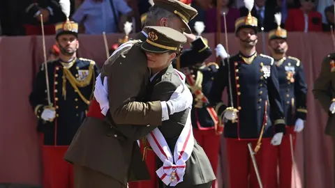 El Rey Felipe VI y la princesa Leonor, durante la entrega de los Reales Despachos de empleo y nombramientos a los nuevos oficiales del Ej&eacute;rcito de Tierra y de la Guardia Civil, en la Academia General Militar (foto: agencias)