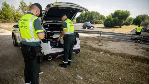 Control de tr&aacute;fico de la Guardia Civil (foto: GC)
