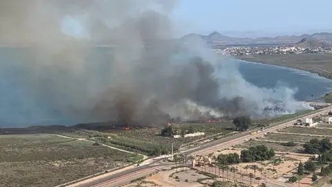 Dos helic&oacute;pteros tratan de ayudar en las labores de extinci&oacute;n de incendios en Los Alc&aacute;zares (foto: 112)