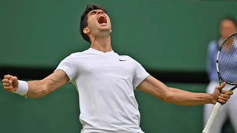 Carlos Alcaraz celebra un punto en Wimbledon