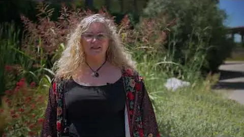Lourdes Barba Comentando los veh&iacute;culos