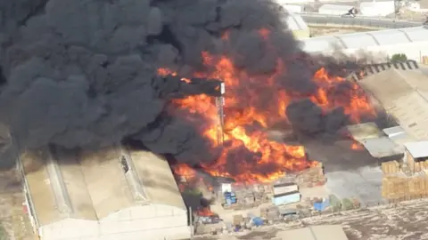Incendio en una empresa de madera de Las Torres de Cotillas (foto: 112)