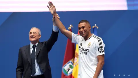 El presidente del Real Madrid, Florentino P&eacute;rez, en la presentaci&oacute;n del delantero franc&eacute;s Kylian Mbapp&eacute; como nuevo jugador del conjunto blanco (foto: La 7)