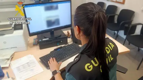 Imagen de una agente de la Guardia Civil durante la operaci&oacute;n (foto: GC)
