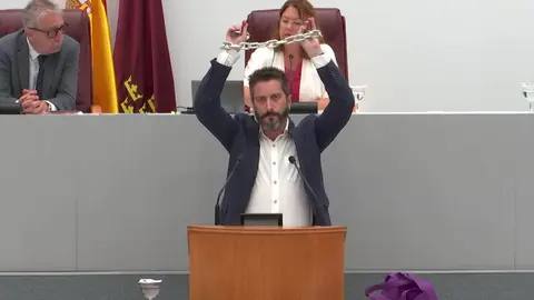 V&iacute;ctor Eg&iacute;o (Podemos) muestra una cedena en la Asamblea Regional (foto: Asamblea Regional de Murcia)
