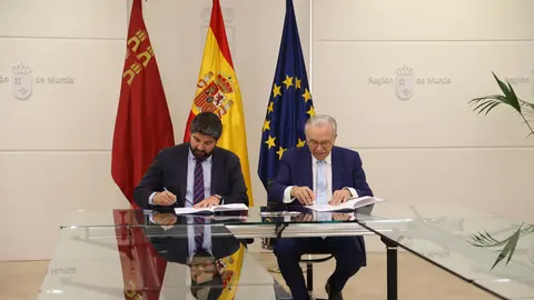 Fernando L&oacute;pez Miras e Isidro Fain&eacute; durante la firma del convenio