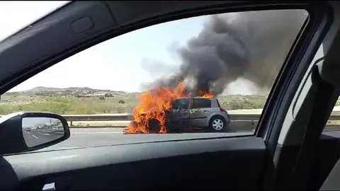 Incendio de un veh&iacute;culo en la A-7 a la altura de Alcantarilla (foto: La 7)