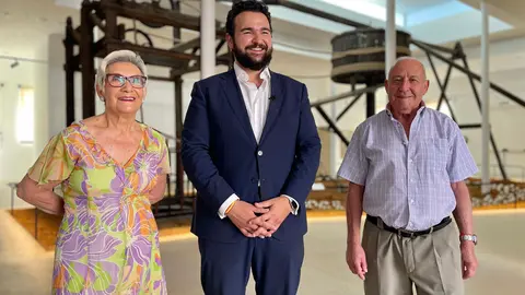 Carmela, Joaqu&iacute;n Zapata, presidente de la Fundaci&oacute;n Cante de las Minas y alcalde de La Uni&oacute;n, y Juan Santiesteban (foto: Festival Cante de las Minas)