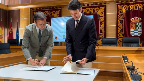 El consejero de Presidencia, Portavoc&iacute;a y Acci&oacute;n Exterior, Marcos Ortu&ntilde;o, y el alcalde de Molina de Segura, Jos&eacute; &Aacute;ngel Alfonso, firman el convenio de colaboraci&oacute;n del Plan de Pedan&iacute;as, Diputaciones y Barrios Perif&eacute;ricos 2024-2025.