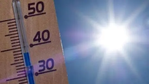 Un term&oacute;metro marca casi 40 grados en un d&iacute;a de calor (foto: EP)