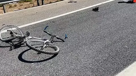 Imagen de archivo de una bicicleta ca&iacute;da en carretera (foto: Agencias)