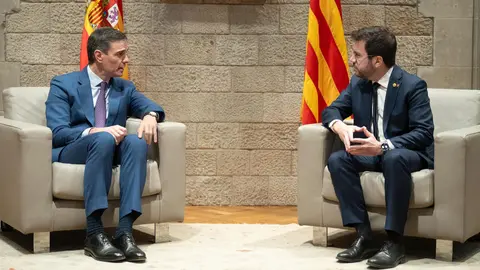 El presidente del Gobierno, Pedro S&aacute;nchez (i), y el president de la Generalitat de Catalunya, Pere Aragon&egrave;s (d), se re&uacute;nen en el Palau de la Generalitat, en una reuni&oacute;n anterior (foto: EP)