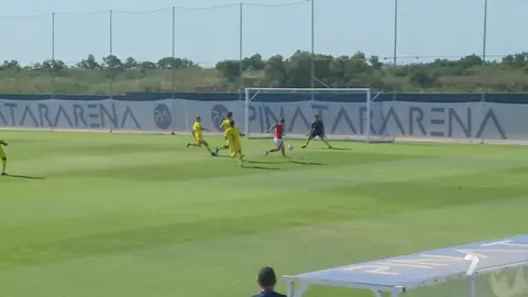 Ocasi&oacute;n clara que no consigue materializar el Real Murcia ante el Nottingham Forest sub-21 (foto: La 7)