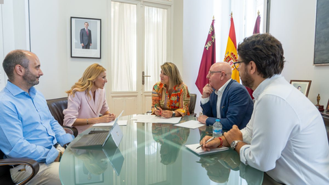 Marisa L&oacute;pez Arag&oacute;n (2i), junto a Joaqu&iacute;n  G&oacute;mez, director del INFO (1i), reunidos con la alcaldesa Arroyo (3d), y los ediles Diego Salinas (2d) y &Aacute;lvaro Vald&eacute;s (1d)