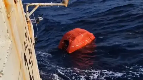 Balsas salvavidas del 'Argos Georgia' en las que se encontraban los supervivientes (foto: elmagall&aacute;nico)