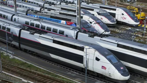 Trenes de alta velocidad en un dep&oacute;sito cerca de la capital de Francia