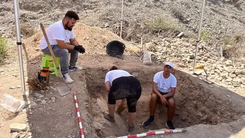 Voluntarios del programa de voluntariado en las excavaciones de Las Fortalezas del Rey Lobo (foto: Ayuntamiento de Murcia)