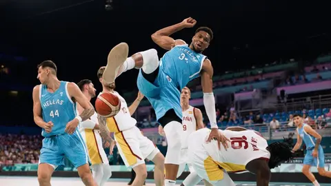 El griego Giannis Antetokounmpo oy el espa&ntilde;ol Usman Garuba durante el partido de este martes en el Pierre Mauroy Stadium en Villeneuve-d'Ascq (foto: EFE)