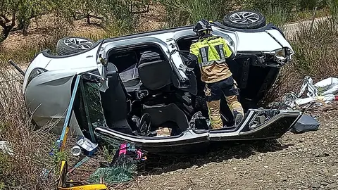 Un veh&iacute;culo volcado en la RM-16 a la altura de Bullas (foto: 112)