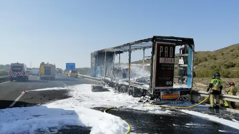 Incendio extinguido de un cami&oacute;n que ha ardido en la A-30, en direcci&oacute;n Albacete, a la altura de Ulea (foto: 112)