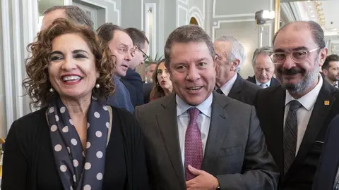 Page y Lamb&aacute;n cargan contra el preacuerdo con ERC y varias 'baron&iacute;as' del PSOE guardan cautela hasta saber m&aacute;s detalles


Los 'barones' territoriales de Castilla-La Mancha y Arag&oacute;n, Emiliano Garc&iacute;a-Page y Javier Lamb&aacute;n, respectivamente, han sido los dos dirigentes socialistas que m&aacute;s han criticado y han arremetido p&uacute;blicamente contra el preacuerdo sobre financiaci&oacute;n entre ERC y PSC que supondr&iacute;a que Catalu&ntilde;a salga del r&eacute;gimen com&uacute;n, mientras que varias federaciones auton&oacute;micas del PSOE se han mostrado cautos a la espera de conocer m&aacute;s detalles de este pacto para que la regi&oacute;n catalana recaude el cien por ...

Leer m&aacute;s: https://www.europapress.es/nacional/noticia-page-lamban-cargan-contra-preacuerdo-erc-varias-baronias-psoe-guardan-cautela-saber-mas-detalles-20240730150227.html

(c) 2024 Europa Press. Est&aacute; expresamente prohibida la redistribuci&oacute;n y la redifusi&oacute;n de este contenido sin su previo y expreso consentimiento (foto: EP)