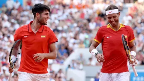 Foto de archivo de Carlos Alcaraz y Rafa Nadal celebrando el pase a los cuartos de final de los Juegos Ol&iacute;mpicos (foto: EP)