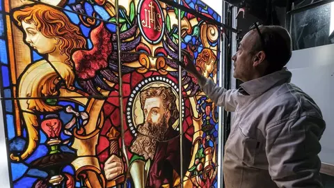 Regresan restauradas las vidrieras de la fachada de la Catedral de Murcia