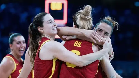 La murciana Laura Gil celebra el triunfo de Espa&ntilde;a con sus compa&ntilde;eras de selecci&oacute;n ante Puerto Rico y certificar el pase a cuartos (foto: Agencias)
