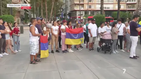 Movilizaci&oacute;n por la paz en Venezuela en la Plaza Circular de Murcia (foto: La 7)