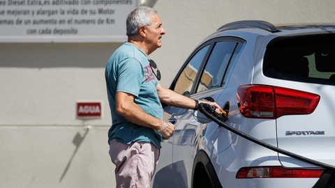 Un hombre echa carburante a su veh&iacute;culo en una estaci&oacute;n de servicio