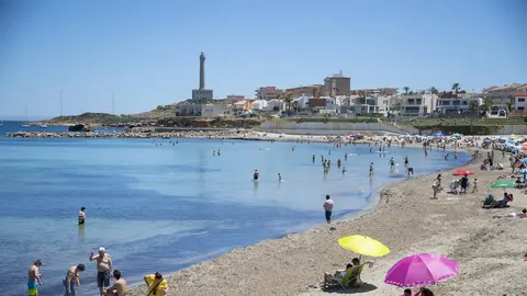 Foto de archivo de varias personas en la Playa de Levante de La Manga del Mar Menor (foto: EP)