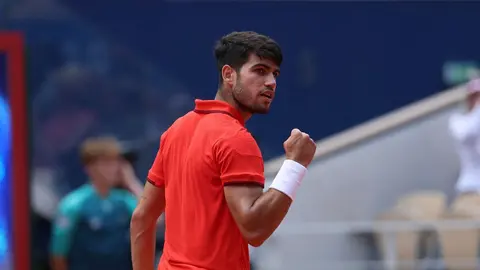 El tenista espa&ntilde;ol Carlos Alcaraz celebra un punto ganado ante el canadiense Felix Auger-Aliassime durante su partido de semifinales de los juegos ol&iacute;mpicos de Par&iacute;s 2024 (foto: EFE)