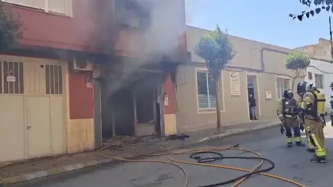 Incendio en un taller de motos de Yecla (foto: La 7)