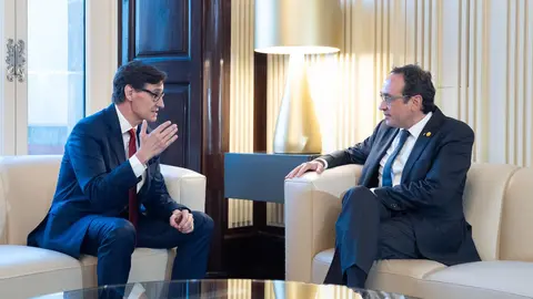 El presidente del Parlament, Josep Rull, con el primer secretario del PSC, Salvador Illa (foto: agencias)