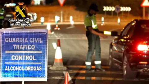 La Guardia Civil de la Regi&oacute;n de Murcia en un punto de verificaci&oacute;n de alcohol, drogas y transportes desarrollado en la autov&iacute;a A-7 (foto: GC)
