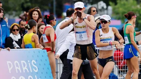 &Aacute;lvaro Mart&iacute;n y Mar&iacute;a P&eacute;rez celebran la medalla de oro para Espa&ntilde;a del relevo mixto de marcha (foto: Agencias)