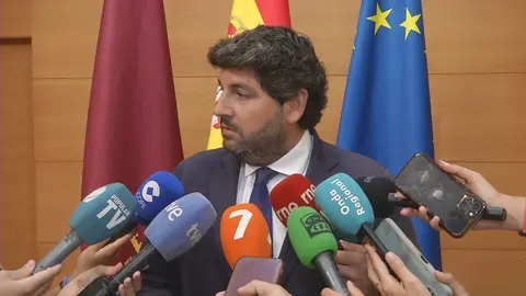 El presidente de la Regi&oacute;n de Murcia, Fernando L&oacute;pez Miras, en declaraciones a los medios (foto: La 7)