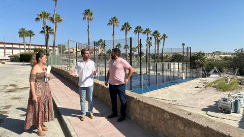 Fotograf&iacute;a de la visita al inicio de las obras en el polideportivo municipal de Campos del R&iacute;o