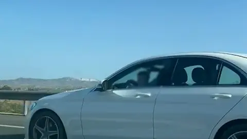 El conductor de un veh&iacute;culo circula con un menor de corta edad en su regazo por la autov&iacute;a RM-2 que une Alhama con el Campo de Cartagena (foto: GC)