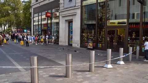 Cord&oacute;n policial tras un apu&ntilde;alamiento en Leicester Square, Londres (foto: EP)