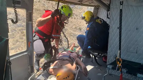 Rescate de un inmigrante en Cabo Cope