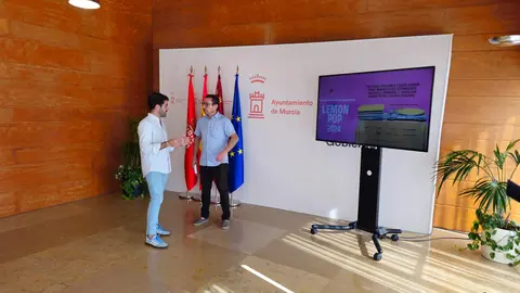 El concejal de Cultura e Identidad, Diego Avil&eacute;s, y el responsable de Espect&aacute;culos Faro, Rafael G&oacute;mez-Vizca&iacute;no, presenta la vig&eacute;simo octava edici&oacute;n del Festival 'Lemon Pop' (foto: Ayuntamiento de Murcia)