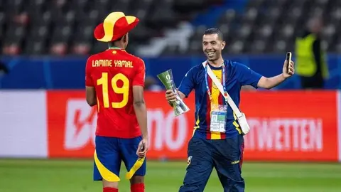 El padre de Lamine Yamal celebra con su hijo el t&iacute;tulo de la Eurocopa con la Selecci&oacute;n Espa&ntilde;ola de f&uacute;tbol (foto: Agencias)
