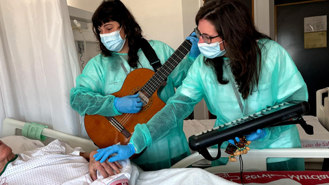 El proyecto 'Afinando Corazones' incluye la realizaci&oacute;n de sesiones de musicoterapia en la planta de Oncolog&iacute;a de adultos